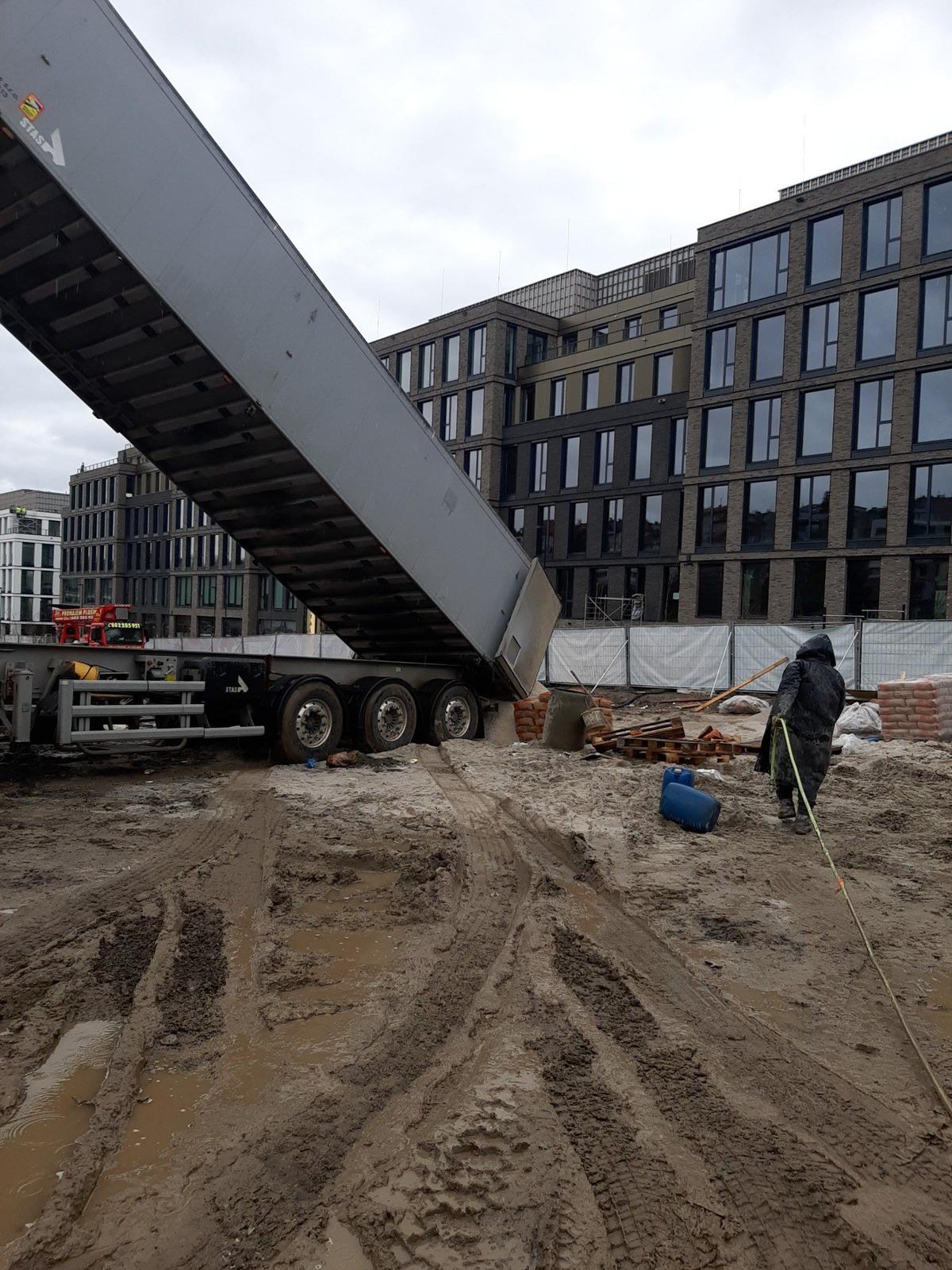 Betonové podlahy Praha – realizace cementového potěru v komerční budově Nová Waltrovka — betonová podlaha v Praze 5