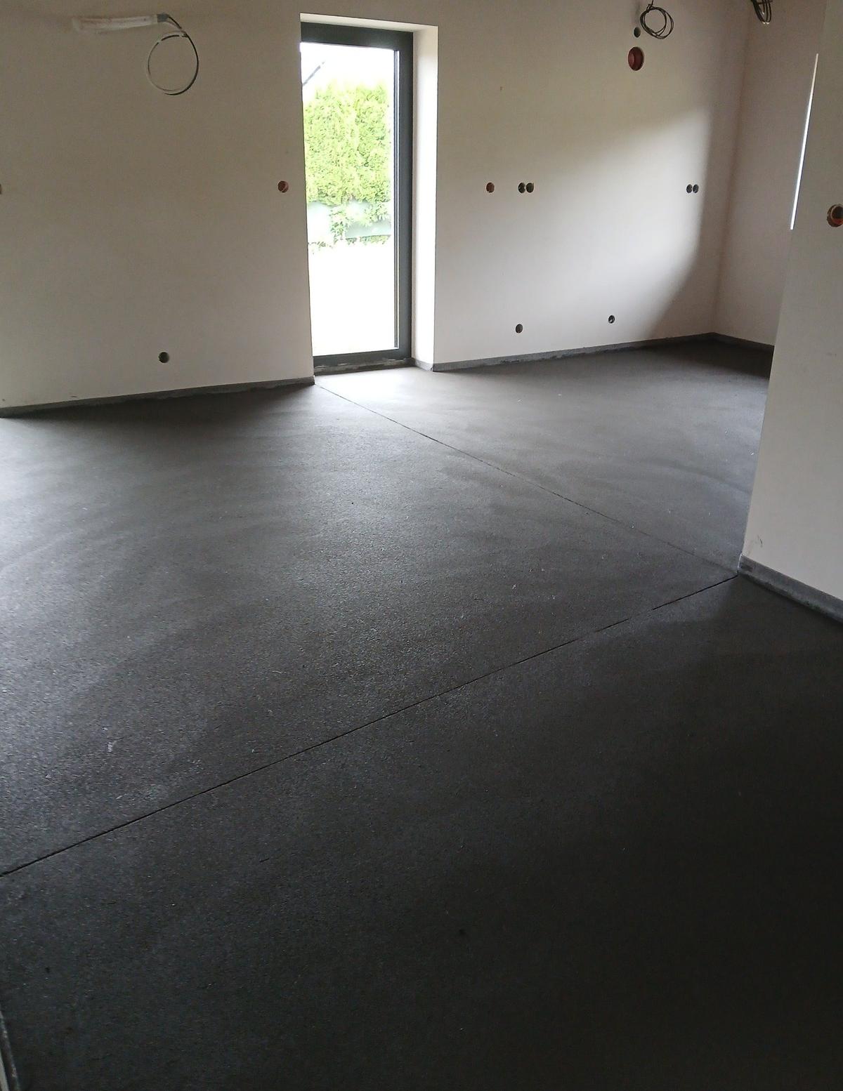 Betonové podlahy Lysá nad Labem – rodinný dům — betonová podlaha v Lysé nad Labem